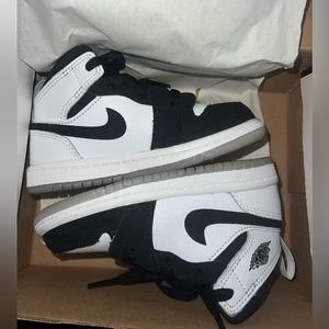 Nike dunk Toddler shoe! Black and white. 8c comes with box.